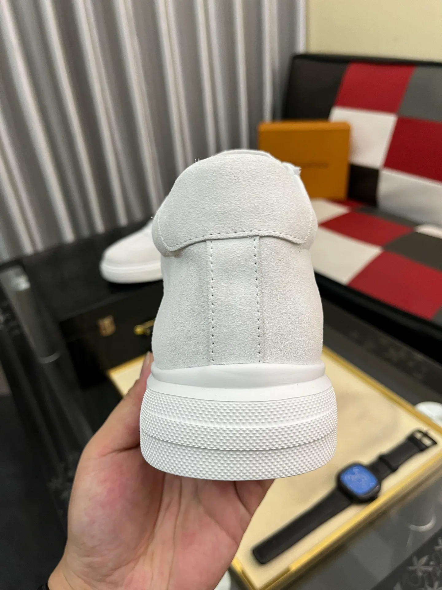 Ex-factory price: 420⌚️⌚️《Louis vuitton/LV Louis Vuitton》original quality.~ Unique modern style sneakers. 🏃A must-have casual shoe for trendy men😍😍 Original brand imported from Italy, imported original leather, cowhide lining (refuses to discolor and grind feet) sole: original sole provided by the original factory, French lazy style design ⚠️Fit to the feet, original quality, super comfortable original sole. Code number: 38-443️⃣Colors available